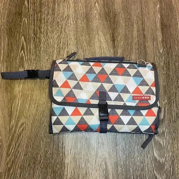 Skip Hop Pronto Baby Changing Pad Station - Triangles - Picture 1 of 7